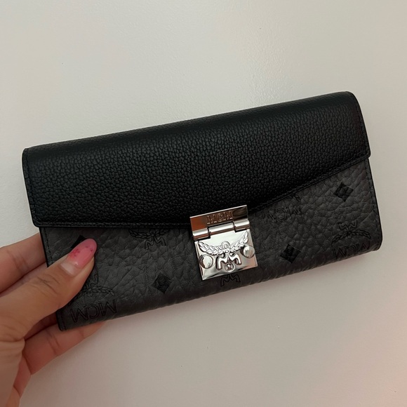 MCM • Brand new Tracy crossbody wallet in black leather visetos - Picture 2 of 8